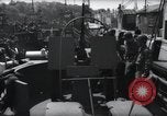 Standbild US Coast Gardisten erklären Betrieb von 20mm Flak vor Weymouth England, 1944, aus Sekunde 4 historischem Filmmaterial Videoclip 65675046310