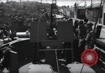 Standbild US Coast Gardisten erklären Betrieb von 20mm Flak vor Weymouth England, 1944, aus Sekunde 5 historischem Filmmaterial Videoclip 65675046310