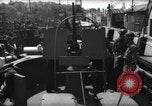 Standbild US Coast Gardisten erklären Betrieb von 20mm Flak vor Weymouth England, 1944, aus Sekunde 6 historischem Filmmaterial Videoclip 65675046310