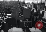 Standbild US Coast Gardisten erklären Betrieb von 20mm Flak vor Weymouth England, 1944, aus Sekunde 7 historischem Filmmaterial Videoclip 65675046310