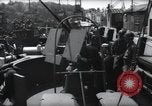 Standbild US Coast Gardisten erklären Betrieb von 20mm Flak vor Weymouth England, 1944, aus Sekunde 8 historischem Filmmaterial Videoclip 65675046310