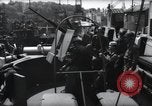 Standbild US Coast Gardisten erklären Betrieb von 20mm Flak vor Weymouth England, 1944, aus Sekunde 9 historischem Filmmaterial Videoclip 65675046310