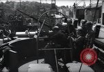 Standbild US Coast Gardisten erklären Betrieb von 20mm Flak vor Weymouth England, 1944, aus Sekunde 10 historischem Filmmaterial Videoclip 65675046310
