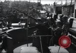 Standbild US Coast Gardisten erklären Betrieb von 20mm Flak vor Weymouth England, 1944, aus Sekunde 11 historischem Filmmaterial Videoclip 65675046310