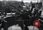 Standbild US Coast Gardisten erklären Betrieb von 20mm Flak vor Weymouth England, 1944, aus Sekunde 12 historischem Filmmaterial Videoclip 65675046310