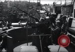 Standbild US Coast Gardisten erklären Betrieb von 20mm Flak vor Weymouth England, 1944, aus Sekunde 13 historischem Filmmaterial Videoclip 65675046310