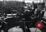 Standbild US Coast Gardisten erklären Betrieb von 20mm Flak vor Weymouth England, 1944, aus Sekunde 14 historischem Filmmaterial Videoclip 65675046310