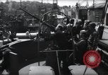 Standbild US Coast Gardisten erklären Betrieb von 20mm Flak vor Weymouth England, 1944, aus Sekunde 15 historischem Filmmaterial Videoclip 65675046310