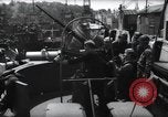Standbild US Coast Gardisten erklären Betrieb von 20mm Flak vor Weymouth England, 1944, aus Sekunde 16 historischem Filmmaterial Videoclip 65675046310