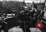 Standbild US Coast Gardisten erklären Betrieb von 20mm Flak vor Weymouth England, 1944, aus Sekunde 17 historischem Filmmaterial Videoclip 65675046310
