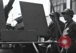 Standbild US Coast Gardisten erklären Betrieb von 20mm Flak vor Weymouth England, 1944, aus Sekunde 18 historischem Filmmaterial Videoclip 65675046310