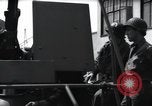 Standbild US Coast Gardisten erklären Betrieb von 20mm Flak vor Weymouth England, 1944, aus Sekunde 19 historischem Filmmaterial Videoclip 65675046310