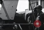 Standbild US Coast Gardisten erklären Betrieb von 20mm Flak vor Weymouth England, 1944, aus Sekunde 20 historischem Filmmaterial Videoclip 65675046310