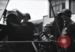 Standbild US Coast Gardisten erklären Betrieb von 20mm Flak vor Weymouth England, 1944, aus Sekunde 21 historischem Filmmaterial Videoclip 65675046310