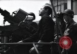 Standbild US Coast Gardisten erklären Betrieb von 20mm Flak vor Weymouth England, 1944, aus Sekunde 22 historischem Filmmaterial Videoclip 65675046310