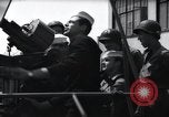 Standbild US Coast Gardisten erklären Betrieb von 20mm Flak vor Weymouth England, 1944, aus Sekunde 23 historischem Filmmaterial Videoclip 65675046310