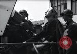 Standbild US Coast Gardisten erklären Betrieb von 20mm Flak vor Weymouth England, 1944, aus Sekunde 24 historischem Filmmaterial Videoclip 65675046310