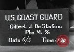 Standbild US Coast Gardisten erklären Betrieb von 20mm Flak vor Weymouth England, 1944, aus Sekunde 26 historischem Filmmaterial Videoclip 65675046310