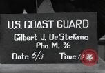 Standbild US Coast Gardisten erklären Betrieb von 20mm Flak vor Weymouth England, 1944, aus Sekunde 27 historischem Filmmaterial Videoclip 65675046310