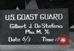Standbild US Coast Gardisten erklären Betrieb von 20mm Flak vor Weymouth England, 1944, aus Sekunde 28 historischem Filmmaterial Videoclip 65675046310