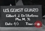 Standbild US Coast Gardisten erklären Betrieb von 20mm Flak vor Weymouth England, 1944, aus Sekunde 29 historischem Filmmaterial Videoclip 65675046310