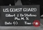 Standbild US Coast Gardisten erklären Betrieb von 20mm Flak vor Weymouth England, 1944, aus Sekunde 30 historischem Filmmaterial Videoclip 65675046310