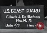 Standbild US Coast Gardisten erklären Betrieb von 20mm Flak vor Weymouth England, 1944, aus Sekunde 31 historischem Filmmaterial Videoclip 65675046310