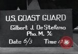 Standbild US Coast Gardisten erklären Betrieb von 20mm Flak vor Weymouth England, 1944, aus Sekunde 32 historischem Filmmaterial Videoclip 65675046310