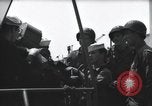 Standbild US Coast Gardisten erklären Betrieb von 20mm Flak vor Weymouth England, 1944, aus Sekunde 33 historischem Filmmaterial Videoclip 65675046310