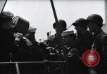 Standbild US Coast Gardisten erklären Betrieb von 20mm Flak vor Weymouth England, 1944, aus Sekunde 34 historischem Filmmaterial Videoclip 65675046310