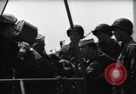 Standbild US Coast Gardisten erklären Betrieb von 20mm Flak vor Weymouth England, 1944, aus Sekunde 35 historischem Filmmaterial Videoclip 65675046310