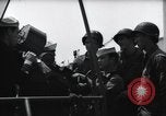 Standbild US Coast Gardisten erklären Betrieb von 20mm Flak vor Weymouth England, 1944, aus Sekunde 36 historischem Filmmaterial Videoclip 65675046310