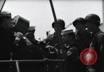Standbild US Coast Gardisten erklären Betrieb von 20mm Flak vor Weymouth England, 1944, aus Sekunde 37 historischem Filmmaterial Videoclip 65675046310
