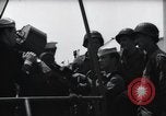 Standbild US Coast Gardisten erklären Betrieb von 20mm Flak vor Weymouth England, 1944, aus Sekunde 38 historischem Filmmaterial Videoclip 65675046310