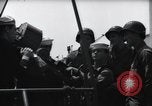 Standbild US Coast Gardisten erklären Betrieb von 20mm Flak vor Weymouth England, 1944, aus Sekunde 39 historischem Filmmaterial Videoclip 65675046310