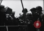 Standbild US Coast Gardisten erklären Betrieb von 20mm Flak vor Weymouth England, 1944, aus Sekunde 40 historischem Filmmaterial Videoclip 65675046310