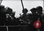 Standbild US Coast Gardisten erklären Betrieb von 20mm Flak vor Weymouth England, 1944, aus Sekunde 41 historischem Filmmaterial Videoclip 65675046310