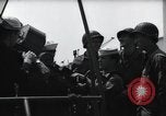 Standbild US Coast Gardisten erklären Betrieb von 20mm Flak vor Weymouth England, 1944, aus Sekunde 42 historischem Filmmaterial Videoclip 65675046310