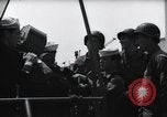 Standbild US Coast Gardisten erklären Betrieb von 20mm Flak vor Weymouth England, 1944, aus Sekunde 43 historischem Filmmaterial Videoclip 65675046310