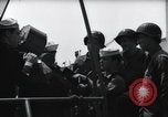 Standbild US Coast Gardisten erklären Betrieb von 20mm Flak vor Weymouth England, 1944, aus Sekunde 44 historischem Filmmaterial Videoclip 65675046310