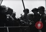 Standbild US Coast Gardisten erklären Betrieb von 20mm Flak vor Weymouth England, 1944, aus Sekunde 45 historischem Filmmaterial Videoclip 65675046310