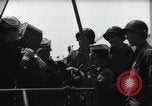 Standbild US Coast Gardisten erklären Betrieb von 20mm Flak vor Weymouth England, 1944, aus Sekunde 46 historischem Filmmaterial Videoclip 65675046310