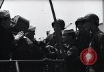 Standbild US Coast Gardisten erklären Betrieb von 20mm Flak vor Weymouth England, 1944, aus Sekunde 48 historischem Filmmaterial Videoclip 65675046310