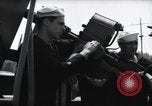 Standbild US Coast Gardisten erklären Betrieb von 20mm Flak vor Weymouth England, 1944, aus Sekunde 49 historischem Filmmaterial Videoclip 65675046310