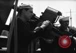 Standbild US Coast Gardisten erklären Betrieb von 20mm Flak vor Weymouth England, 1944, aus Sekunde 50 historischem Filmmaterial Videoclip 65675046310
