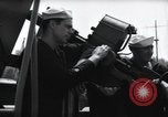Standbild US Coast Gardisten erklären Betrieb von 20mm Flak vor Weymouth England, 1944, aus Sekunde 51 historischem Filmmaterial Videoclip 65675046310