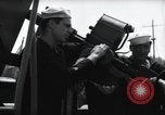 Standbild US Coast Gardisten erklären Betrieb von 20mm Flak vor Weymouth England, 1944, aus Sekunde 52 historischem Filmmaterial Videoclip 65675046310
