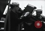 Standbild US Coast Gardisten erklären Betrieb von 20mm Flak vor Weymouth England, 1944, aus Sekunde 53 historischem Filmmaterial Videoclip 65675046310