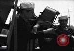 Standbild US Coast Gardisten erklären Betrieb von 20mm Flak vor Weymouth England, 1944, aus Sekunde 54 historischem Filmmaterial Videoclip 65675046310