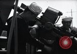 Standbild US Coast Gardisten erklären Betrieb von 20mm Flak vor Weymouth England, 1944, aus Sekunde 56 historischem Filmmaterial Videoclip 65675046310